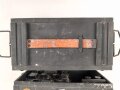 Lichtsprechgerät 80 Wehrmacht. Tornister Ober- und Unterteil in der jeweils 3.Ausführung. Der Verstärker von 1940. Originallack , ungereinigt, die Verschlüsse der Deckel neuzeitlich ergänzt. Funktion nicht geprüft