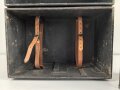 Lichtsprechgerät 80 Wehrmacht. Tornister Ober- und Unterteil in der jeweils 3.Ausführung. Der Verstärker von 1940. Originallack , ungereinigt, die Verschlüsse der Deckel neuzeitlich ergänzt. Funktion nicht geprüft