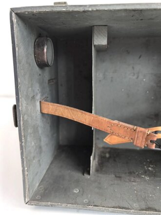 Lichtsprechgerät 80 Wehrmacht. Tornister Unterteil in der 2.Ausführung. Restauriertes Stück, der Nickelsammler ist eine neuzeitliche Atrappe. Ungereinigt