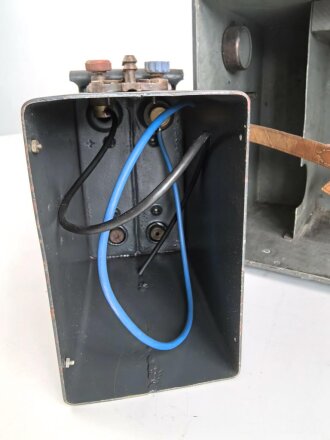 Lichtsprechgerät 80 Wehrmacht. Tornister Unterteil in der 2.Ausführung. Restauriertes Stück, der Nickelsammler ist eine neuzeitliche Atrappe. Ungereinigt