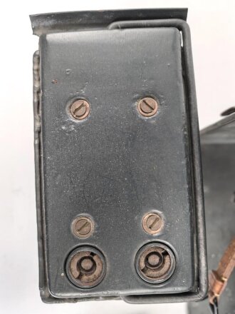 Lichtsprechgerät 80 Wehrmacht. Tornister Unterteil in der 2.Ausführung. Restauriertes Stück, der Nickelsammler ist eine neuzeitliche Atrappe. Ungereinigt