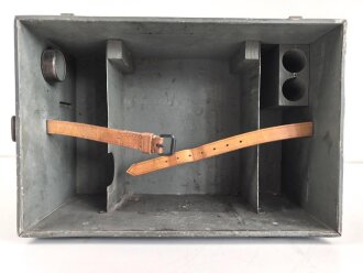 Lichtsprechgerät 80 Wehrmacht. Tornister Unterteil in der 2.Ausführung. Restauriertes Stück, der Nickelsammler ist eine neuzeitliche Atrappe. Ungereinigt