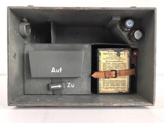 Lichtsprechgerät 80 Wehrmacht. Tornister Unterteil in der 1.Ausführung. Originallack, ungereinigt. Das Sammlergehäuse 4,8 NC 5 mit einem neuzeitlichen Halteriemen versehen sowie zwei Schrauben ergänzt.