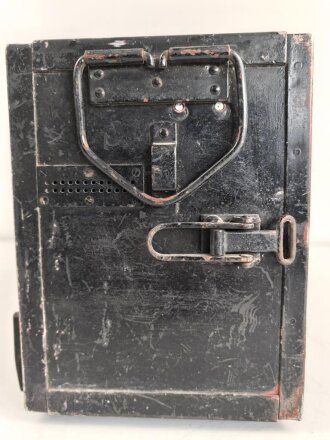 Lichtsprechgerät 80 Wehrmacht. Tornister Unterteil in der 1.Ausführung. Originallack, ungereinigt. Das Sammlergehäuse 4,8 NC 5 mit einem neuzeitlichen Halteriemen versehen sowie zwei Schrauben ergänzt.