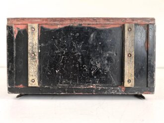 Lichtsprechgerät 80 Wehrmacht. Tornister Unterteil in der 1.Ausführung. Originallack, ungereinigt. Das Sammlergehäuse 4,8 NC 5 mit einem neuzeitlichen Halteriemen versehen sowie zwei Schrauben ergänzt.