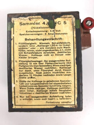Lichtsprechgerät 80 Wehrmacht. Tornister Unterteil in der 1.Ausführung. Originallack, ungereinigt. Das Sammlergehäuse 4,8 NC 5 mit einem neuzeitlichen Halteriemen versehen sowie zwei Schrauben ergänzt.