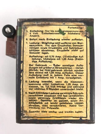 Lichtsprechgerät 80 Wehrmacht. Tornister Unterteil in der 1.Ausführung. Originallack, ungereinigt. Das Sammlergehäuse 4,8 NC 5 mit einem neuzeitlichen Halteriemen versehen sowie zwei Schrauben ergänzt.