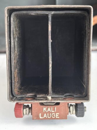 Lichtsprechgerät 80 Wehrmacht. Tornister Unterteil in der 1.Ausführung. Originallack, ungereinigt. Das Sammlergehäuse 4,8 NC 5 mit einem neuzeitlichen Halteriemen versehen sowie zwei Schrauben ergänzt.