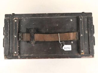 Lichtsprechgerät 80 Wehrmacht. Tornister Unterteil in der 1.Ausführung. Originallack, ungereinigt. Das Sammlergehäuse 4,8 NC 5 mit einem neuzeitlichen Halteriemen versehen sowie zwei Schrauben ergänzt.