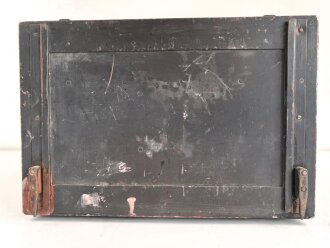 Lichtsprechgerät 80 Wehrmacht. Tornister Unterteil in der 1.Ausführung. Originallack, ungereinigt. Das Sammlergehäuse 4,8 NC 5 mit einem neuzeitlichen Halteriemen versehen sowie zwei Schrauben ergänzt.