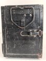 Lichtsprechgerät 80 Wehrmacht. Tornister Unterteil in der 1.Ausführung. Originallack, ungereinigt. Das Sammlergehäuse 4,8 NC 5 mit einem neuzeitlichen Halteriemen versehen sowie zwei Schrauben ergänzt.