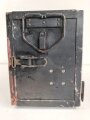 Lichtsprechgerät 80 Wehrmacht. Tornister Unterteil in der 1.Ausführung. Originallack, ungereinigt. Das Sammlergehäuse 4,8 NC 5 mit einem neuzeitlichen Halteriemen versehen sowie zwei Schrauben ergänzt.