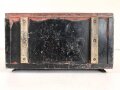 Lichtsprechgerät 80 Wehrmacht. Tornister Unterteil in der 1.Ausführung. Originallack, ungereinigt. Das Sammlergehäuse 4,8 NC 5 mit einem neuzeitlichen Halteriemen versehen sowie zwei Schrauben ergänzt.