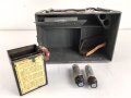 Lichtsprechgerät 80 Wehrmacht. Tornister Unterteil in der 1.Ausführung. Originallack, ungereinigt. Das Sammlergehäuse 4,8 NC 5 mit einem neuzeitlichen Halteriemen versehen sowie zwei Schrauben ergänzt.