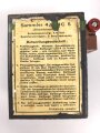 Lichtsprechgerät 80 Wehrmacht. Tornister Unterteil in der 1.Ausführung. Originallack, ungereinigt. Das Sammlergehäuse 4,8 NC 5 mit einem neuzeitlichen Halteriemen versehen sowie zwei Schrauben ergänzt.