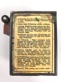 Lichtsprechgerät 80 Wehrmacht. Tornister Unterteil in der 1.Ausführung. Originallack, ungereinigt. Das Sammlergehäuse 4,8 NC 5 mit einem neuzeitlichen Halteriemen versehen sowie zwei Schrauben ergänzt.