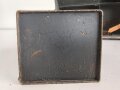 Lichtsprechgerät 80 Wehrmacht. Tornister Unterteil in der 1.Ausführung. Originallack, ungereinigt. Das Sammlergehäuse 4,8 NC 5 mit einem neuzeitlichen Halteriemen versehen sowie zwei Schrauben ergänzt.