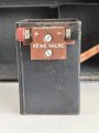 Lichtsprechgerät 80 Wehrmacht. Tornister Unterteil in der 1.Ausführung. Originallack, ungereinigt. Das Sammlergehäuse 4,8 NC 5 mit einem neuzeitlichen Halteriemen versehen sowie zwei Schrauben ergänzt.