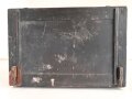 Lichtsprechgerät 80 Wehrmacht. Tornister Unterteil in der 1.Ausführung. Originallack, ungereinigt. Das Sammlergehäuse 4,8 NC 5 mit einem neuzeitlichen Halteriemen versehen sowie zwei Schrauben ergänzt.
