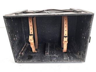 Lichtsprechgerät 80 Wehrmacht. Tornister Unterteil in der 3.Ausführung. Originallack,die Halteriemen neuzeitlich ergänzt