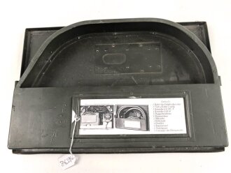 Lichtsprechgerät 80 Wehrmacht. Gehäusedeckel zum Tornister Unterteil in der  1. und 2. Ausführung. Vermutlich überlackiertes Stück,  Inhaltverzeichnis für die 1. Ausführung als Fotokopie