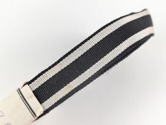 Preussen, Bündel Band für die Bandspange für Eisernes Kreuz 2. Klasse 1914. Breite 15mm, in der originalen Banderole, laut dieser 25 Meter