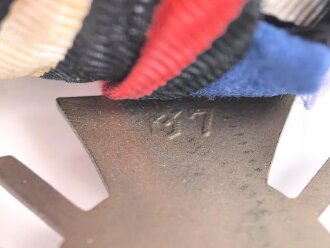 Ehrenkreuz für Frontkämpfer an Teil einer Bandspange, Hersteller  " G7"