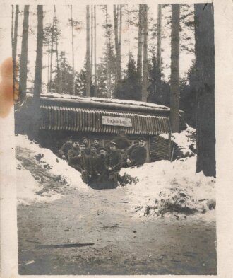 1. Weltkrieg, zwei Fotos von Feldgrauen, einmal mit Feldfernsprecher, Maße 9 x 10,5 cm