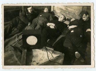 Wehrmachtsoldaten mit Volksempfänger / Deutscher Kleinempfänger, Maße 8,5 x 6 cm