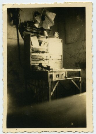 Foto großer Feldklappenschrank, Maße 6 x 9 cm, datiert 1943