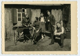 Angehörige der Nachrichtentruppe mit faltbaren Nichrichten / Funktisch, Maße 9 x 6,5 cm