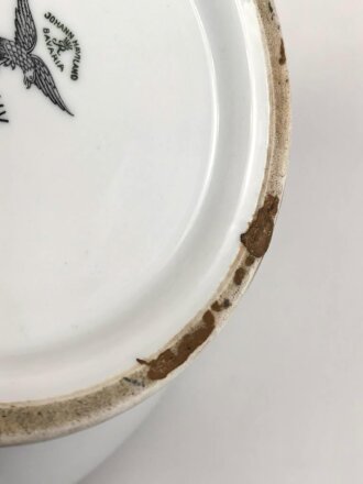 Luftwaffe , Kantinenporzellan große Terrine mit Löwenköpfen, Durchmesser etwa 24cm, Hersteller Johann Haviland Bavaria 1938. Gebraucht, unten am Rand kleiner Abplatzer