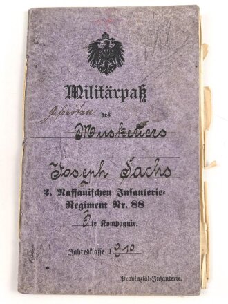 1. Weltkrieg, Militärpaß eines Angehörigen zunächst Infanterie Regiment 88, Krankerträgerausbildung, Pistole 08, ab 1914 Frankreichfeldzug, diverse Einsätze in Verdun