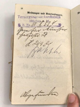1. Weltkrieg, Militärpaß eines Angehörigen zunächst Infanterie Regiment 88, Krankerträgerausbildung, Pistole 08, ab 1914 Frankreichfeldzug, diverse Einsätze in Verdun