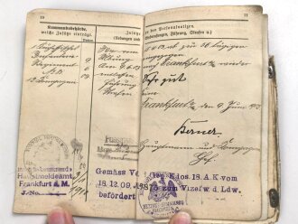 1. Weltkrieg, Militärpaß eines einjährig Freiwilligen im hessischen Infanterie Regiment 81. Eingetragene Landwehr Dienstauszeichnung II. Klasse. Während des 1. Weltkrieg zum immobilen Kraftwagen depot nach Frankfurt / Main versetzt.
