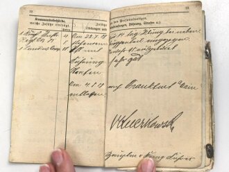 1. Weltkrieg, Militärpaß eines einjährig Freiwilligen im hessischen Infanterie Regiment 81. Eingetragene Landwehr Dienstauszeichnung II. Klasse. Während des 1. Weltkrieg zum immobilen Kraftwagen depot nach Frankfurt / Main versetzt.