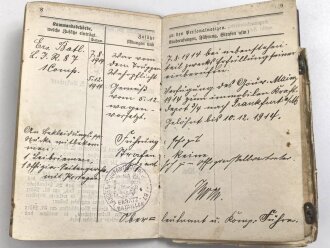 1. Weltkrieg, Militärpaß eines einjährig Freiwilligen im hessischen Infanterie Regiment 81. Eingetragene Landwehr Dienstauszeichnung II. Klasse. Während des 1. Weltkrieg zum immobilen Kraftwagen depot nach Frankfurt / Main versetzt.