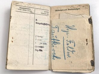1. Weltkrieg, Militärpaß eines einjährig Freiwilligen im hessischen Infanterie Regiment 81. Eingetragene Landwehr Dienstauszeichnung II. Klasse. Während des 1. Weltkrieg zum immobilen Kraftwagen depot nach Frankfurt / Main versetzt.