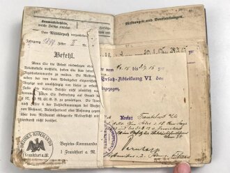 1. Weltkrieg, Militärpaß eines einjährig Freiwilligen im hessischen Infanterie Regiment 81. Eingetragene Landwehr Dienstauszeichnung II. Klasse. Während des 1. Weltkrieg zum immobilen Kraftwagen depot nach Frankfurt / Main versetzt.
