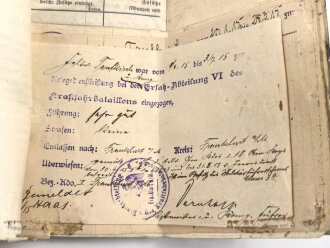 1. Weltkrieg, Militärpaß eines einjährig Freiwilligen im hessischen Infanterie Regiment 81. Eingetragene Landwehr Dienstauszeichnung II. Klasse. Während des 1. Weltkrieg zum immobilen Kraftwagen depot nach Frankfurt / Main versetzt.