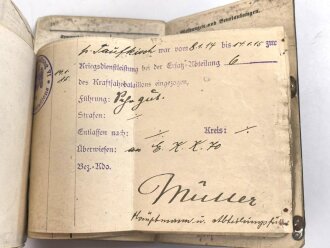 1. Weltkrieg, Militärpaß eines einjährig Freiwilligen im hessischen Infanterie Regiment 81. Eingetragene Landwehr Dienstauszeichnung II. Klasse. Während des 1. Weltkrieg zum immobilen Kraftwagen depot nach Frankfurt / Main versetzt.