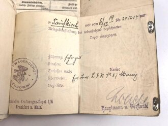 1. Weltkrieg, Militärpaß eines einjährig Freiwilligen im hessischen Infanterie Regiment 81. Eingetragene Landwehr Dienstauszeichnung II. Klasse. Während des 1. Weltkrieg zum immobilen Kraftwagen depot nach Frankfurt / Main versetzt.