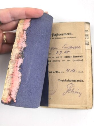1. Weltkrieg, Militärpaß eines einjährig Freiwilligen im hessischen Infanterie Regiment 81. Eingetragene Landwehr Dienstauszeichnung II. Klasse. Während des 1. Weltkrieg zum immobilen Kraftwagen depot nach Frankfurt / Main versetzt.
