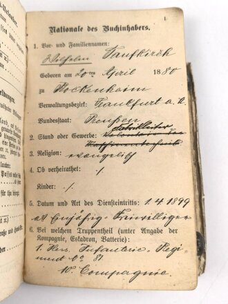 1. Weltkrieg, Militärpaß eines einjährig Freiwilligen im hessischen Infanterie Regiment 81. Eingetragene Landwehr Dienstauszeichnung II. Klasse. Während des 1. Weltkrieg zum immobilen Kraftwagen depot nach Frankfurt / Main versetzt.