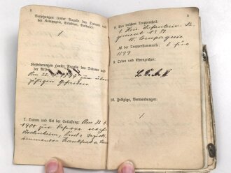 1. Weltkrieg, Militärpaß eines einjährig Freiwilligen im hessischen Infanterie Regiment 81. Eingetragene Landwehr Dienstauszeichnung II. Klasse. Während des 1. Weltkrieg zum immobilen Kraftwagen depot nach Frankfurt / Main versetzt.