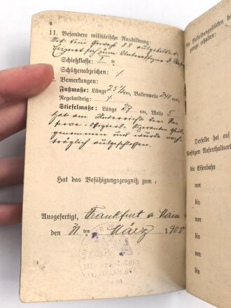 1. Weltkrieg, Militärpaß eines einjährig Freiwilligen im hessischen Infanterie Regiment 81. Eingetragene Landwehr Dienstauszeichnung II. Klasse. Während des 1. Weltkrieg zum immobilen Kraftwagen depot nach Frankfurt / Main versetzt.
