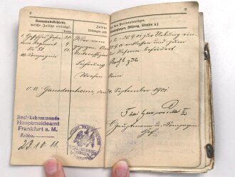 1. Weltkrieg, Militärpaß eines einjährig Freiwilligen im hessischen Infanterie Regiment 81. Eingetragene Landwehr Dienstauszeichnung II. Klasse. Während des 1. Weltkrieg zum immobilen Kraftwagen depot nach Frankfurt / Main versetzt.