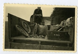 Angehöriger der Nachrichtentruppe mit Gerätschaften auf LKW, Maße 9 x 6 cm