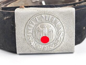 Ausgeh Koppel für Angehörige des Heeres. Aluminiumschloss mit aufgelegtem Emblem, der Lacklederriemen hat sich vom Unterfutter gelöst. Ungereinigt. Länge des Riemen 99cm