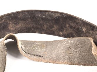 Ausgeh Koppel für Angehörige des Heeres. Aluminiumschloss mit aufgelegtem Emblem, der Lacklederriemen hat sich vom Unterfutter gelöst. Ungereinigt. Länge des Riemen 99cm